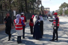 Kızılay gönüllüleri Tatvan’da maske ve dezenfektan jeli dağıttı