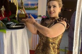 Kuaför Eğitmeni Şefika Zirek Yılın Başarı Ödülünü Aldı