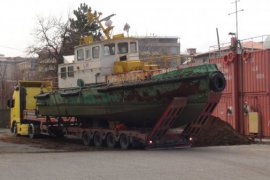 Tatvan’da 25 Ton Ağırlığındaki Tekne Okul Bahçesine Taşındı