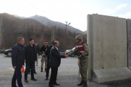 Vali Ustaoğlu yeni yıl dolayısıyla Mutki’deki güvenlik güçlerini ziyaret etti