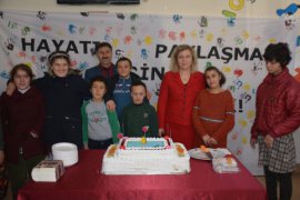 Arzu Özkan özel çocuklar ile birlikte pasta kesti