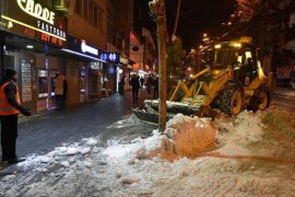 10 bin kamyon kar yerleşim alanı dışına taşındı