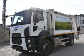Tatvan Belediyesi Araç Filosuna Bir Çöp Kamyonu Ekledi