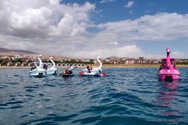 Van Gölü’ne Dikkat Çekmek İçin Su Sporları ve Çevre Temizliği Yaptılar