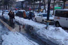 Tatvan’daki Çatılarda Biriken Kar ve Buz Sarkıtları Tehlike Saçıyor