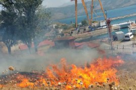 Tatvan’da 20 Dönüm Civarında Arazi Yandı