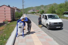 Bitlis Belediyesi kaldırımlara çöp kovası yerleştiriyor