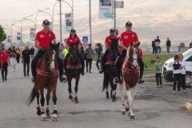 Atlı Polis Birliği Tatvan Sahilinde Devriye Görevi Gerçekleştirdi