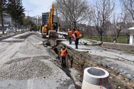 Tatvan’da Cumhuriyet Caddesi’nin 2. Etap Altyapı Çalışmalarına Başlandı