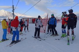 Bitlis’te ‘Meşaleli Kayak Festivali’ Düzenlendi