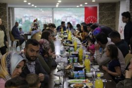 Vali Çağatay koruyucu aileler ile iftar yaptı