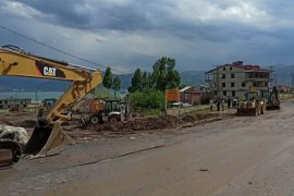 Tatvan ve Ahlat'ta sağanak yağış su baskınlarına neden oldu