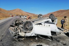 Trafik kazasında 1 kişi hayatını kaybetti 4 kişi yaralandı