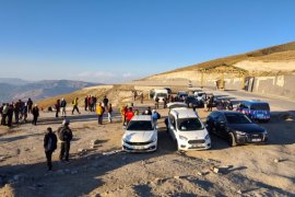 Nemrut Kalderası Milli Parkı’na dikkat çekmek isteyen 70 kişilik doğasever ile dağcı gurup 40 kilometrelik dağ tırmanışı ve zirve yürüyüşü yaptı