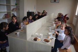 Selahaddin Eyyubi İlkokulu’nda düzenlenen kermes yoğun ilgi gördü.