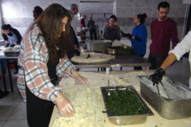 Depremzedeler İçin Öğretmenler ve Öğrenciler Yemek Hazırlıyor
