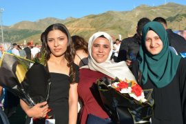 Bitlis Eren Üniversitesi'nde Mezuniyet Töreni Düzenlendi