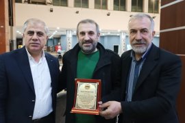 Tatvan’daki 40 Yıllık Esnafa Plaket Verildi