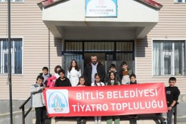 Bitlis Belediyesi Tiyatro Topluluğu Köy Okulundaki Çocukları Tiyatroyla Buluşturdu