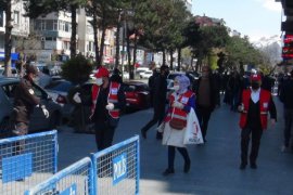 Kızılay gönüllüleri Tatvan’da maske ve dezenfektan jeli dağıttı