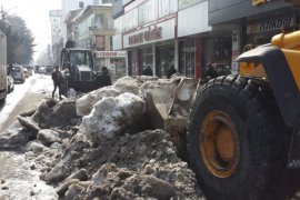 Tatvan’da kar temizleme çalışmaları aralıksız sürüyor