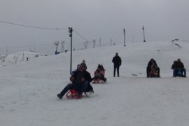 Vatandaşlar Yarıyıl Tatilini Bitlis’teki Kayak Merkezinde Değerlendiriyor