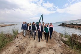 Vali Karakaya Van Gölü Sahilinde Yürütülen Dip Çamuru Temizliği Çalışmalarını İnceledi