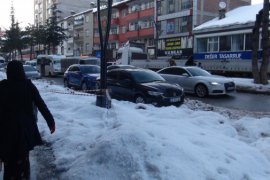 Tatvan’daki Çatılarda Biriken Kar ve Buz Sarkıtları Tehlike Saçıyor