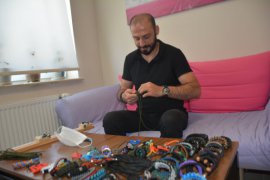 Paracord ile hayat kurtaran aksesuarlar ve hediyelik eşyalar üretiyor