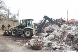 Bitlis Belediye ekipleri kar ve çöpleri ayrıştırıyor