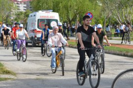 Bisiklet Günü Dolayısıyla Tatvan'da Bisiklet Turu Düzenlendi