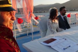 Van Gölü üzerinde nikah töreni yapıldı