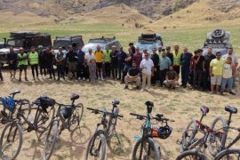 Van Gölü Havzasındaki Güzelliklere Dikkat Çekmek Amacıyla Bisiklet ve Off-Road Turu Düzenlediler