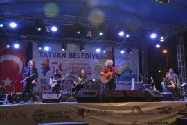 Yeni Türkü Müzik Topluluğu Tatvan’da konser verdi