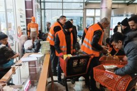 Depremzedeler için Tatvan'da yardım kampanyası başlatıldı
