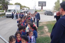 TRT tarafından Van Gölü sahilinde çocuklara yönelik sinema etkinliği düzenlendi