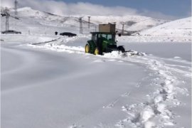 Kar küreme aparatlı traktörler sayesinde Tatvan’a bağlı köy yolları sürekli ulaşıma açık