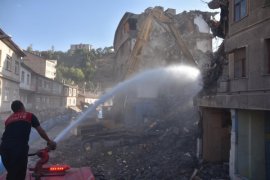 Bitlis’te Dere Üstü Islah Projesi kapsamında ilk yıkım başladı