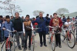 Tatvan Belediyesi 300 öğrenciye bisiklet dağıttı