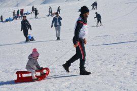 Yarıyıl Tatilinde Kayak Merkezi Yoğunluğu