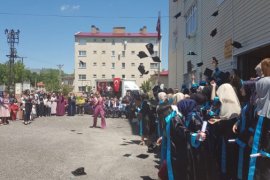 Tatvan’da 23 bin öğrenci karne sevinci yaşadı