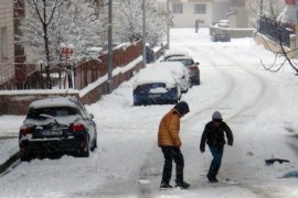 Kar yağışı Tatvan’ı beyaza bürüdü