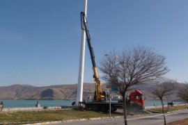 Tatvan’da 45 metre uzunluğunda bayrak direği kuruluyor