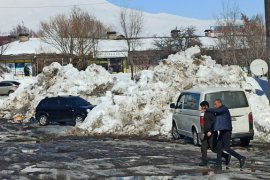 Tatvan Sanayi Sitesinde Kar Kütleleri 3 Metreyi Aştı