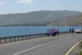 Van Gölü İçin Yürüyen Kadınlar ile Aktivistler Adilcevaz’a Ulaştı