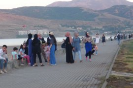 Van Gölü’nün Tatvan sahilinde normalleşme yoğunluğu