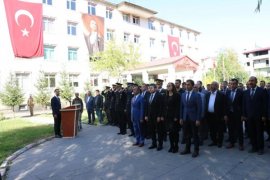 Hizan’da 29 Ekim Cumhuriyet Bayramı Çelenk Sunma Töreni Düzenlendi