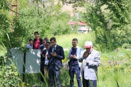 Bitlis’te bayram öncesi mezarlıklara bakım çalışmasına başlandı