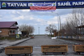 Tatvan sahili ve piknik alanlarına uyarı afişleri asıldı