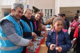 Gönüllüler Köy Okulu Öğrencileri İçin Etkinlik Düzenledi ve Hediye Dağıttı